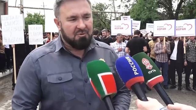 ⚡️Тысячи жителей Грозного собрались у здания СИЗО, куда привезли Никиту Журавеля, который сжёг Коран смотреть онлайн