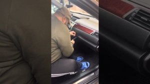 Как открыть бардачек Toyota Camry