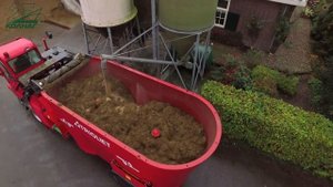 Комрление скота на ферме, автоматизация кормления, техника раздачи и смешивания кормов.mp4