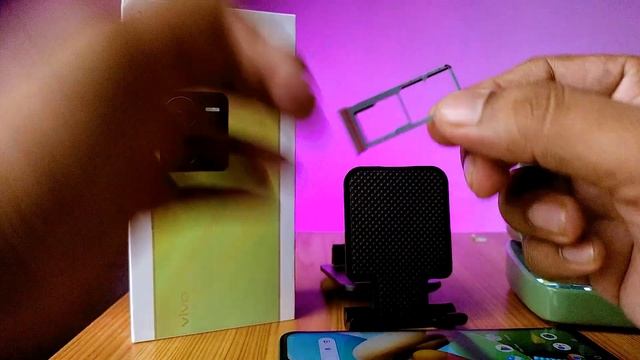 How to insert simcard and sd card in Vivo Y35