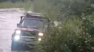 Prado 78 на 35 колёсах тащит Datsun в новоднение
