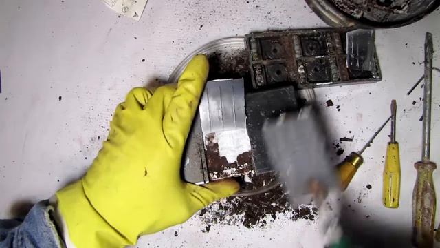 свинцовый аккумулятор разбирает чтобы достать свинец для плавки солдатиков смотреть онлайн