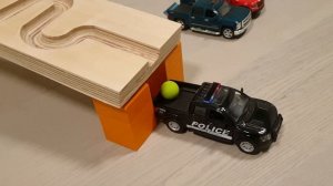 Шарики марблс катятся вниз по деревянной дорожке и падают в грузовики и в поп ит