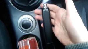 Видео: Как поставить Mitsubishi Outlander XL на ручник и снять с ручного тормоза?