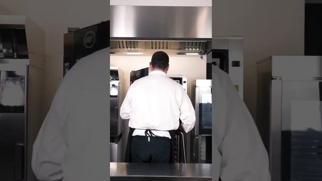 Полная загрузка пиццы напольного пароконвектомата UNOX BAKERTOP MIND.MAPS BIG PLUS смотреть онлайн