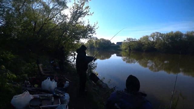 Рыбалка 24 часа. Большая компания с ночевкой на реке. смотреть онлайн