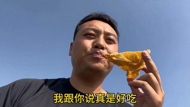 农村吃饭简单随意，中午肉沫刀削面，地里薅点生菜卷葱，风味独特