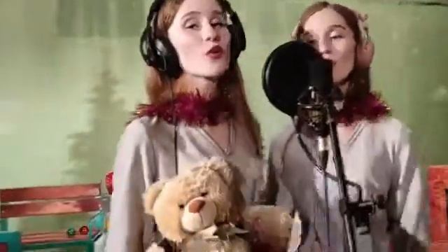 Песня : С Новым Годом! в исполнении сестёр Ксения и Екатерина Плугарёвы. смотреть онлайн