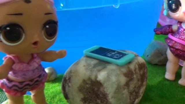 КУКЛЫ ЛОЛ СЮРПРИЗ МУЛЬТИКИ! УТОПИЛА ТЕЛЕФОН в бассейне куклы меняют цвет с питомцами #lol смотреть онлайн