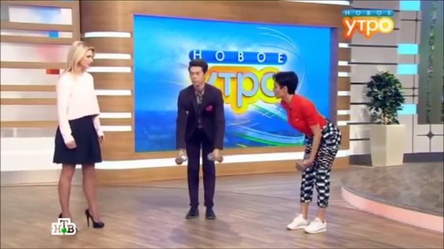 Ирина Турчинская показывает упражнения с гантелями