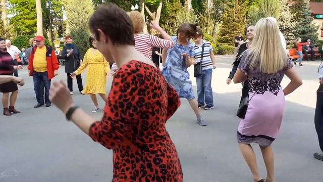 ЗВЕЗДА!???/СУПЕР ПЕСНЯ И ТАНЦЫ В ПАРКЕ ГОРЬКОГО ХАРЬКОВ МАЙ 2021 смотреть онлайн