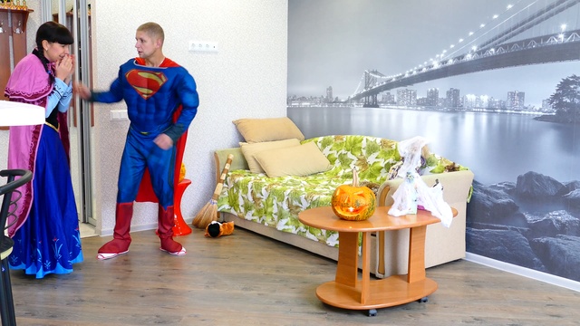 Человек-паук целует Эльзу на Хеллоувин | Эльза и Человек-паук съели огромную ПИЦЦУ смотреть онлайн