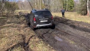 Дастер в весенней грязи.