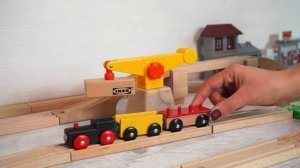 Деревянная железная дорога и игрушечный паровоз. Игрушки для детей