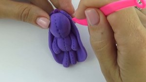Учимся лепить зайчиков из пластилина.