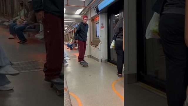 Молодежь развлекается.
Тони Хоук бы не оценил.

Подслушано Метро Москвы