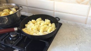 Фаршированный картофель с помощью специального приспособления