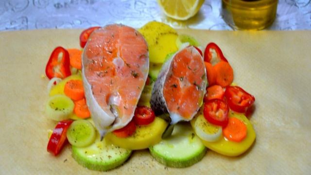 Стейк форели в фольге с овощами