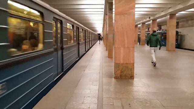 Еж3/Ем-508Т прибывает на ст. Улица 1905 года смотреть онлайн