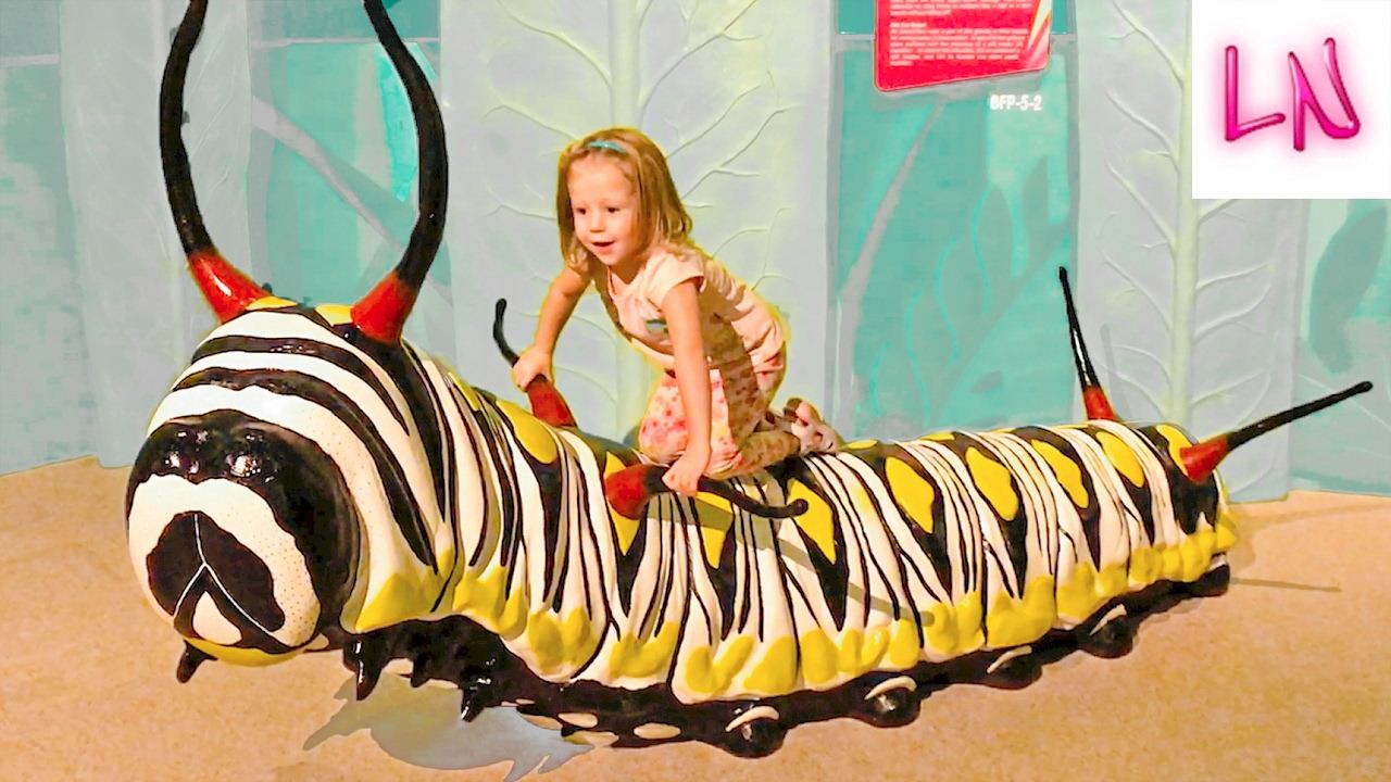 ВЛОГ с мамой: Огромная гусеница и САД БАБОЧЕК /ВИДЕО ДЛЯ ДЕТЕЙ смотреть онлайн