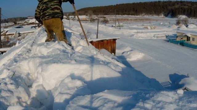 Скидываю снег с крыши дома.Вид деревни с крыши дома. смотреть онлайн