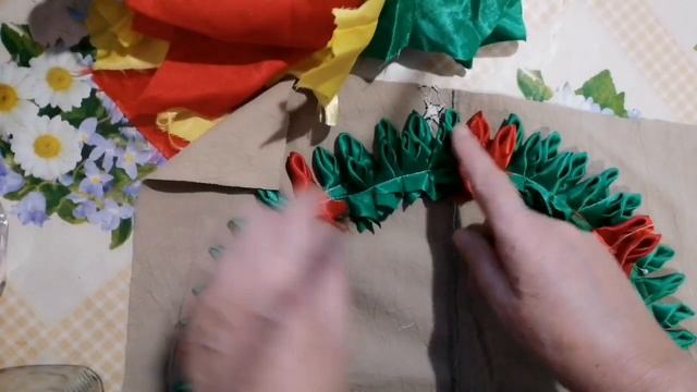 Коврик кругляш из атласных тканей.