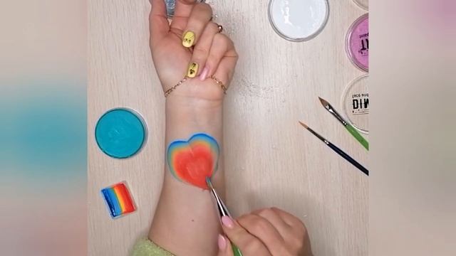 Аквагрим на руке. Рисуем сердечко и цвиточки.#аквагрим #аквагримдлядетей