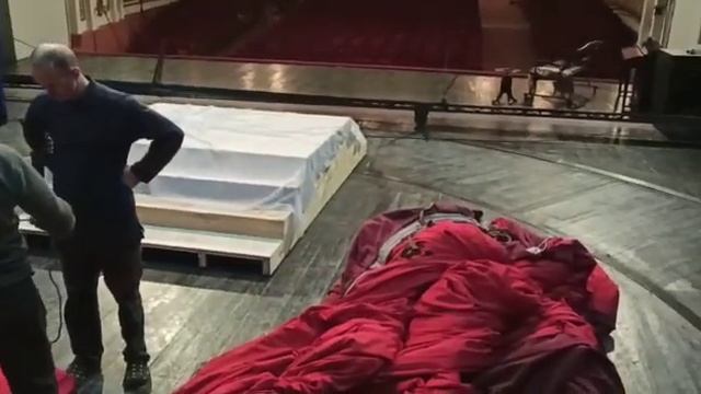 В Тверском театре драмы устанавливают новый занавес смотреть онлайн