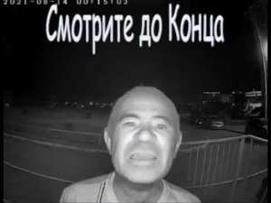 Пьяный мужик разговаривает с домофоном