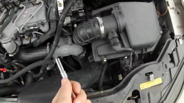 Как устранить течь в штуцере (гайке разъема) топливной рампы? Сопливят гайки форсунок? Запах соляры смотреть онлайн