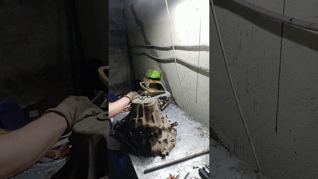 пропала задняя передача, ремонт МКПП Хонда Цивик,треск скрежет задним ходом 6и ст шум смотреть онлайн