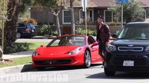 Прокатил прохожих девушек на Феррари Пранк
