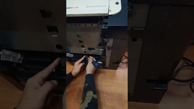 Замена ролика захвата бумаги на принтере HP M1415 смотреть онлайн