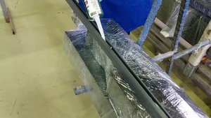 Вклейка закаленного стекла в алюминиевую низкопрофильную створку двери