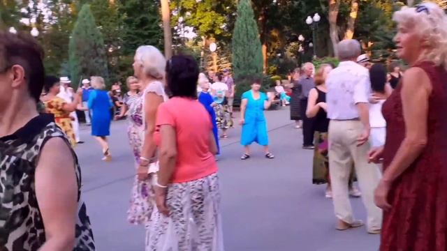 БЕЛАЯ БЕРЁЗА! ТАНЦЫ В ПАРКЕ ГОРЬКОГО ХАРЬКОВ СЧАСТЛИВЫЕ ДНИ смотреть онлайн