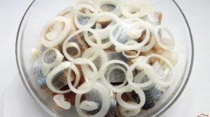 Селедка, маринованная с луком в уксусе