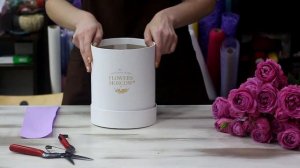 Цветы в шляпной коробке flowersmoscow24.ru