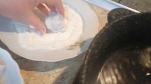 ДЯДЬКА РЫБАК НАУЧИЛ ВКУСНУЮ ЖАРИТЬ РЫБУ. Как пожарить рыбу вкусно с хрустящей корочкой ЖАРЕНАЯ РЫБА