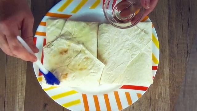 Хрустящий лаваш с сырной начинкой на сковороде