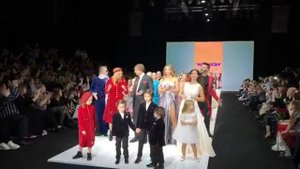 Полина Диброва вышла с сыновьями на подиум Недели моды в Москве