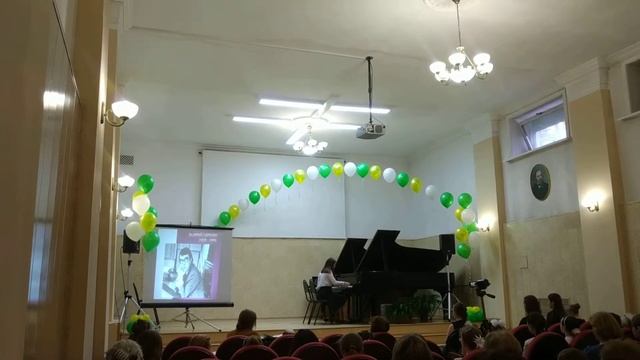 Ансамбль обучающихся ЦДШИ исполняет зажигательный "Галоп" В. Гаврилина смотреть онлайн