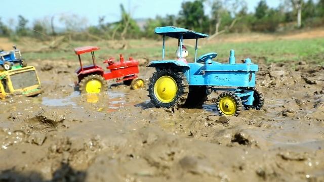 Школьный автобус с тракторятами застрял в болоте