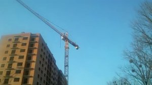 Мужик упал с башенного крана в Калининграде