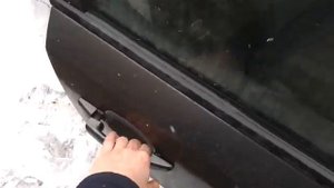 Видео: Как открыть пассажирскую дверь в Opel Astra H?