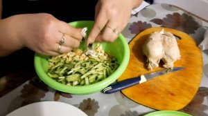 Салат с курицей, огурцом и яичными блинчиками.