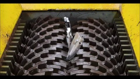 Мощный шредер уничтожает все, что в него пападает