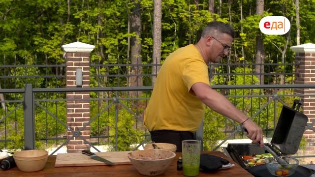 Салат с тигровыми креветками и песто. Тортилья с соусом, овощами и тигровыми креветками | На гриле смотреть онлайн