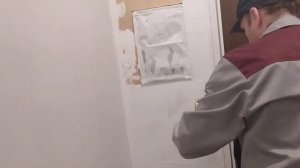 Внутренняя отделка стены из фанеры в квартире - снято на видео. Ремонт коридора ч 14.