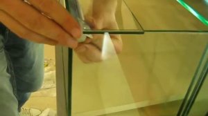 Установка креплений для освещения витрин на УФО клей