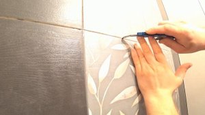 Как засиликонить швы на люке невидимке  ???